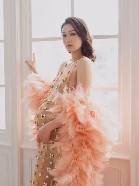 TVB富家女星大曬唯美孕照!裸色深V配超長拖尾裙!網友:肚子比第一胎大