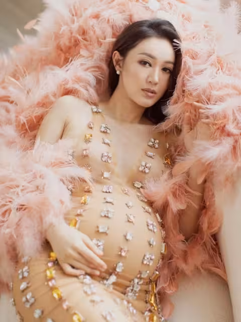 TVB富家女星大曬唯美孕照!裸色深V配超長拖尾裙!網友:肚子比第一胎大
