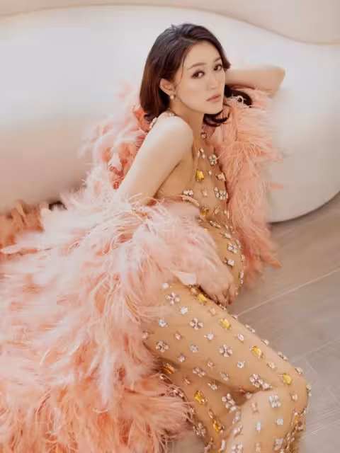 TVB富家女星大曬唯美孕照!裸色深V配超長拖尾裙!網友:肚子比第一胎大