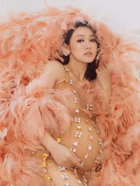 TVB富家女星大曬唯美孕照!裸色深V配超長拖尾裙!網友:肚子比第一胎大