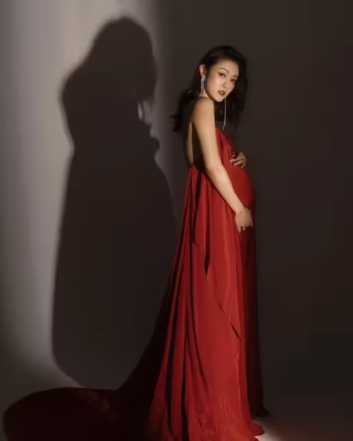 TVB富家女星大曬唯美孕照!裸色深V配超長拖尾裙!網友:肚子比第一胎大