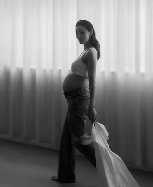 TVB富家女星大曬唯美孕照!裸色深V配超長拖尾裙!網友:肚子比第一胎大