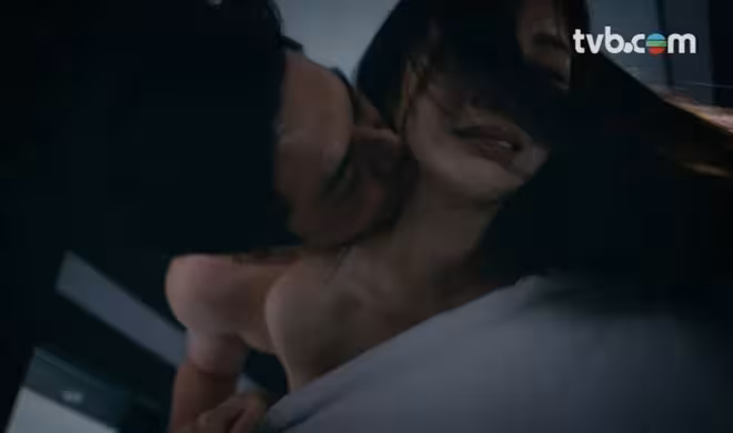 TVB港姐小花與男星拍半裸床戲!稱收到劇本馬上報備老公!對方看完後安心