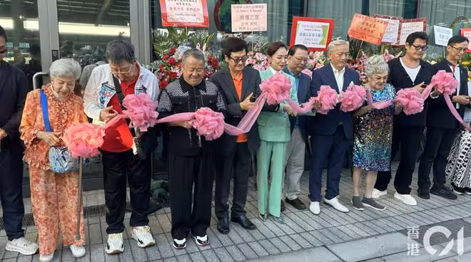 90歲TVB女星跌倒入院後現身!拄拐杖與緋聞男友合體!自稱年紀大手臂還在疼