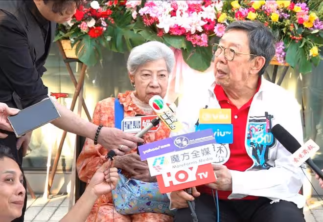 90歲TVB女星跌倒入院後現身!拄拐杖與緋聞男友合體!自稱年紀大手臂還在疼