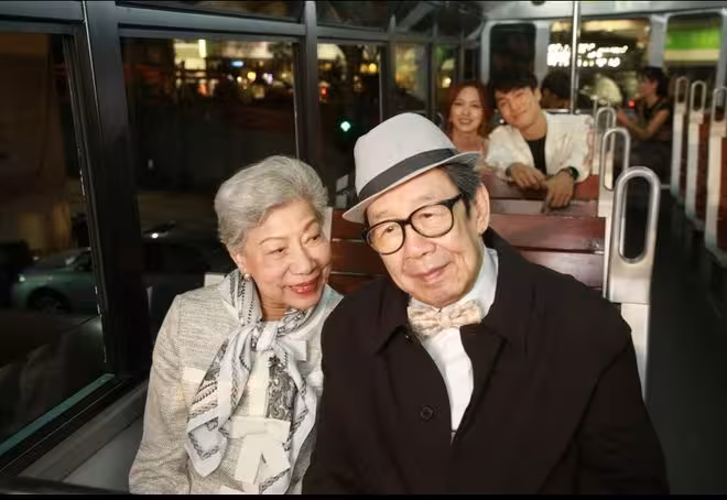 90歲TVB女星跌倒入院後現身!拄拐杖與緋聞男友合體!自稱年紀大手臂還在疼