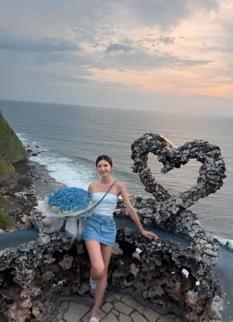 TVB女星罕見曬性感泳裝!結婚周年竟與另一猛男手牽手!直呼折騰累到不行!
