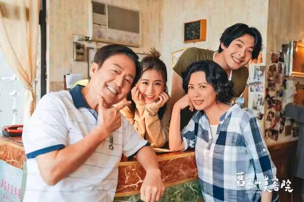 楊銘威、方誌友恩愛同框被直擊!結婚10年神隊友…分頭搞定兒女