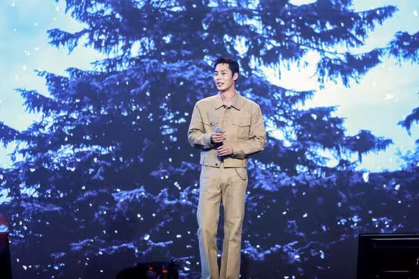 李宰旭爆紅初訪台灣:沒想到粉絲這麼多! 抱禮物上飛機至今難忘