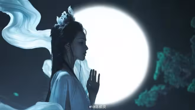 陳都靈又出神造型，清藍薄紗、絕美容顏、神似清冷自持的大師姐！