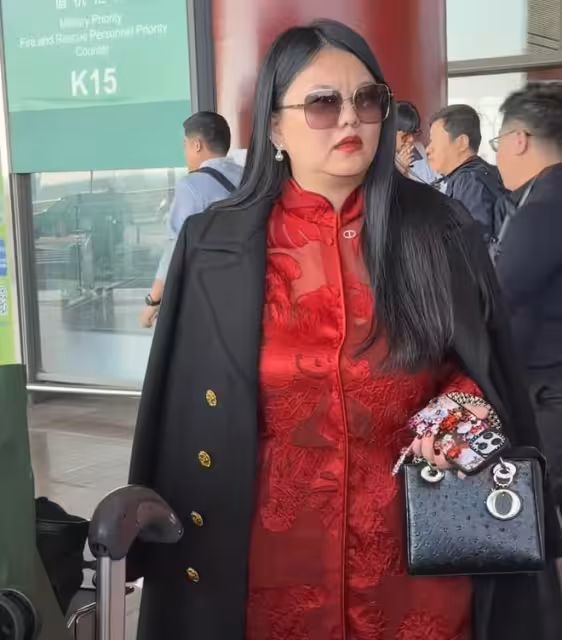 49歲李湘胖成球靠大外套遮身材被嘲像屁簾 網友：學學肥肥沈殿霞