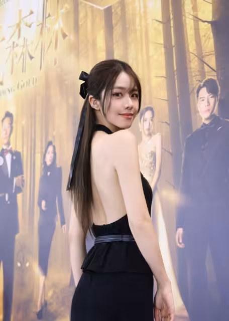 45歲TVB前女星離婚後被爆新戀情!與 「翻版歐陽震華」 甜蜜挽手!坦白回應:保持低調