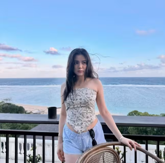 19歲TVB小花與李克勤長子疑傳緋聞？就讀美國同一大學！李克勤讓他們互相照顧