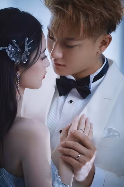 黃子韜帥回顏值巔峰!城堡花園婚紗照曝光 徐藝洋水藍婚紗絕美