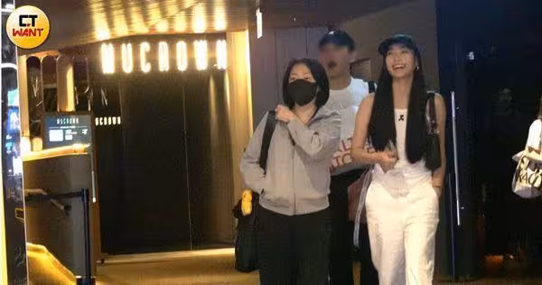 直擊小S隔7個月首現身!Lily陪身邊露笑容 疑女兒高帥男友曝光