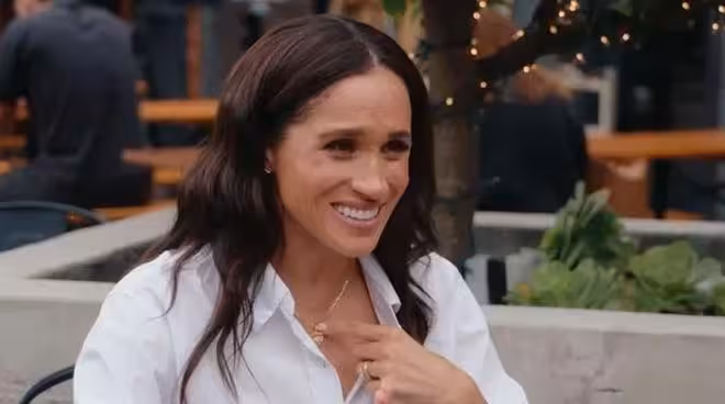 梅根·馬克爾驚現「幼稚門」,皇家評論家怒斥其低俗!