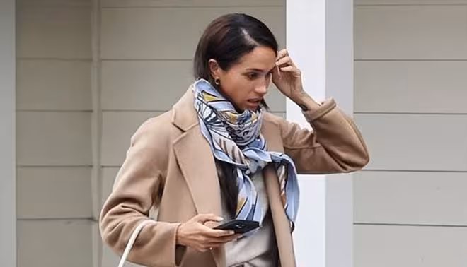 紐約街頭致敬女王！梅根·馬克爾用一條絲巾掀起時尚風暴