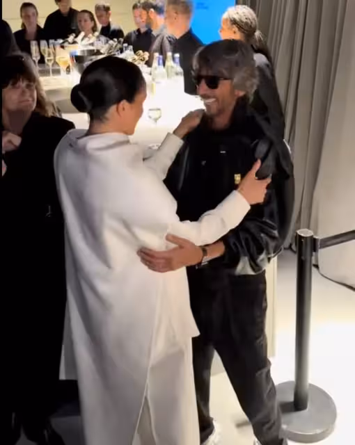 梅根回歸巴黎時裝周,緊急趕回家陪伴孩子!