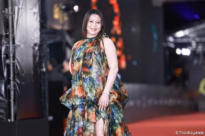 金鐘獎/劉品言挺8月肚腳踩12.5cm高跟走紅毯!曝照超音波超巧合