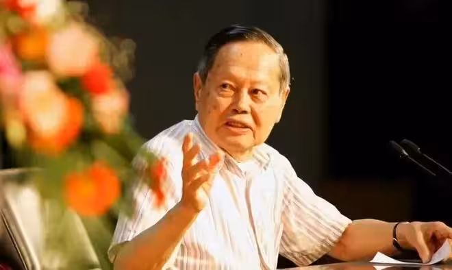 痛悼!103歲楊振寧逝世,半月前剛過生日,與翁帆最後同框惹人哭