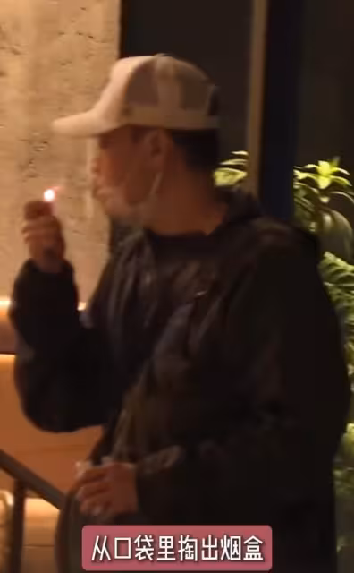 辛柏青消失五個月現身一個舉動敗壞好感，身邊長發美女引人熱議
