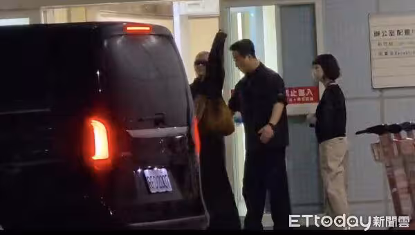 直擊/BLACKPINK離台!唱完世運直奔小港機場 Rosé親切探頭說掰掰