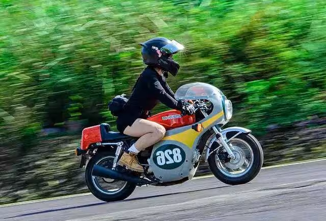 痛心!貴州21歲靚麗女騎手車禍離世,身材火辣,曝疑遭遇極端天氣