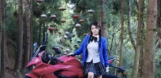 痛心！貴州21歲靚麗女騎手車禍離世，身材火辣，曝疑遭遇極端天氣