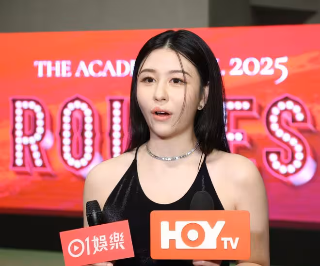 王晶拍視頻爆圈中女星秘聞!邱淑貞大女兒沈月:不認識王晶
