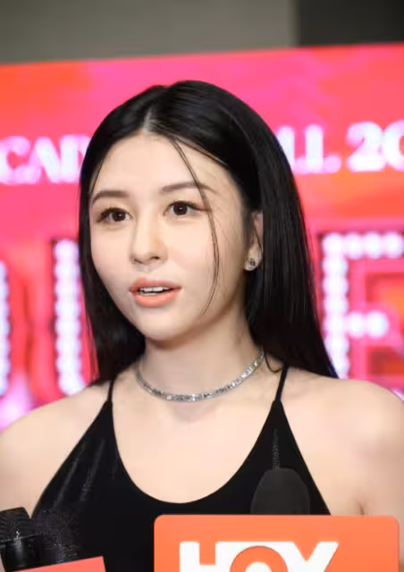 王晶拍視頻爆圈中女星秘聞!邱淑貞大女兒沈月:不認識王晶