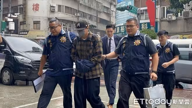 坤達「上銬包手」抵達警局!涉造假病例逃兵遭拘提