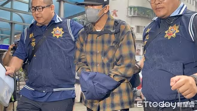 坤達「上銬包手」抵達警局!涉造假病例逃兵遭拘提