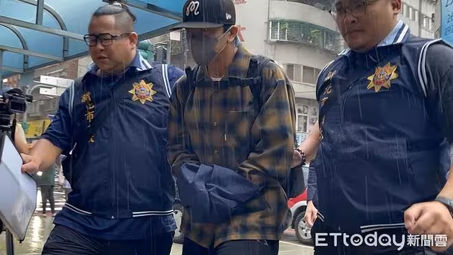 坤達「上銬包手」抵達警局!涉造假病例逃兵遭拘提