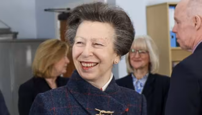 弟弟安德魯頭銜被撤,安妮公主淡定訪問延續女王母親遺志!