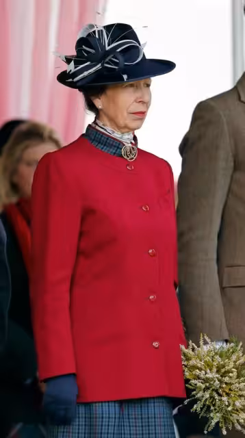 安妮公主穿紅衣續寫傳奇,75歲仍然不抱怨!