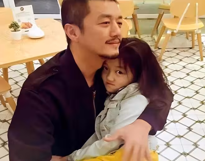 金喜爸爸撕碎李亞鵬體面，夏夏李嫣同父不同命，李嫣為父扭轉乾坤