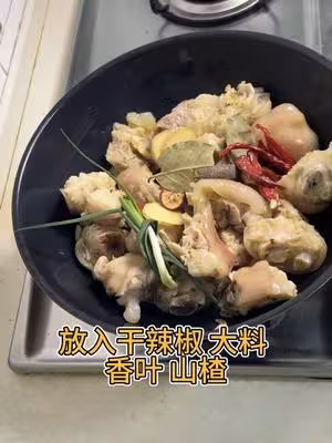 紅燒豬蹄，軟糯 Q彈，室友三碗飯