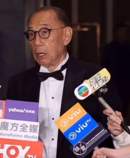 英皇老闆為陳偉霆寶寶準備了十盎司足金金牌,價值十幾萬