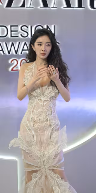 劉亦菲後背勒出兩坨贅肉太讓人意外，直接撕碎娛樂圈的「假體面」