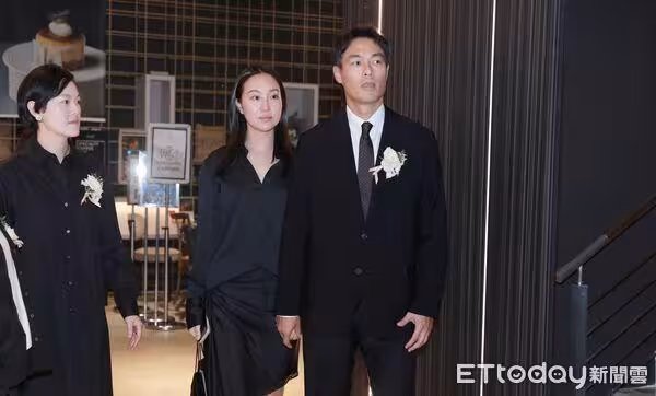 楊佑寧送父最後一程!緊牽老婆現身「鞠躬致意」 好友見他堅強泛淚喊話