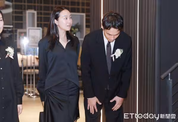 楊佑寧送父最後一程!緊牽老婆現身「鞠躬致意」 好友見他堅強泛淚喊話