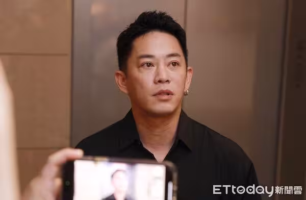 楊佑寧送父最後一程!緊牽老婆現身「鞠躬致意」 好友見他堅強泛淚喊話