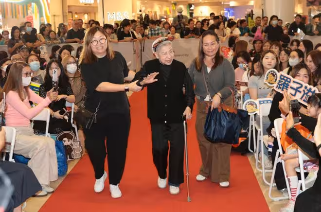 90歲TVB女星拄拐杖宣傳新劇!精神狀態佳!恐怖角色讓視帝小時候睡不著