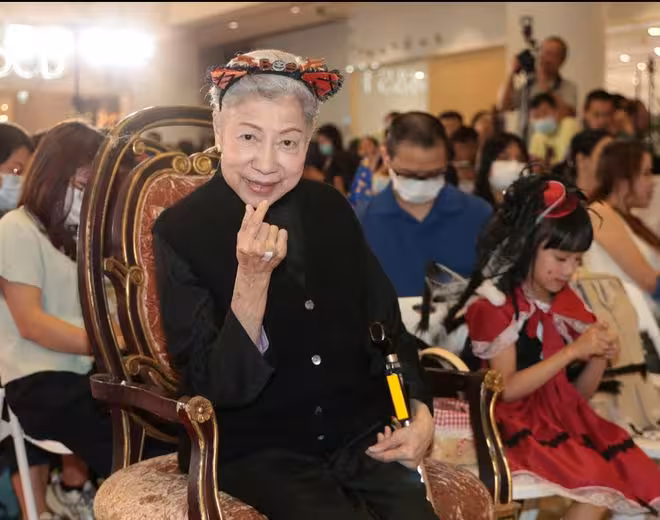 90歲TVB女星拄拐杖宣傳新劇!精神狀態佳!恐怖角色讓視帝小時候睡不著