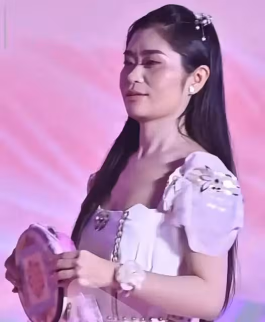 丑出新高度！遼寧選美冠軍遭群嘲。網友：大臉盤子像宋曉峰他姐