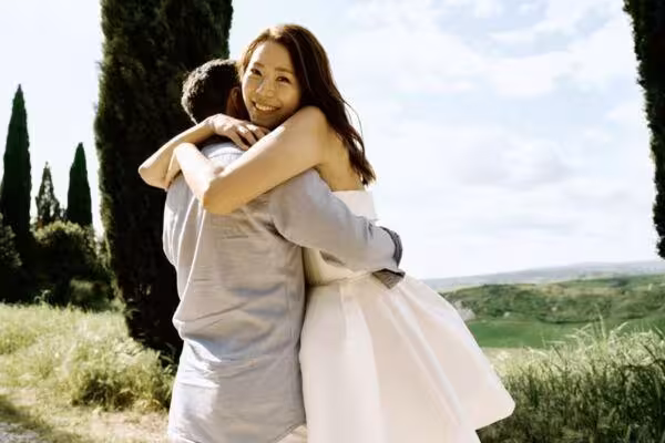 才爆懷孕4個月…林又立曬「高衩婚紗照」宣布結婚　方形鑽戒超大顆