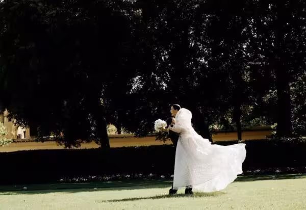 才爆懷孕4個月…林又立曬「高衩婚紗照」宣布結婚　方形鑽戒超大顆