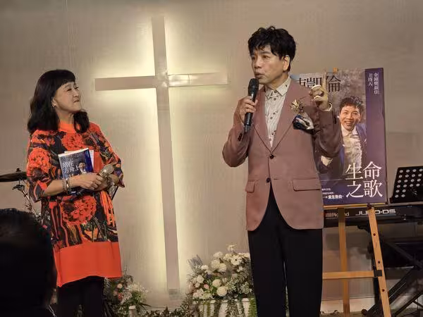 陳凱倫出新書哽咽好友都來了 天王劉德華寫序205字挺他