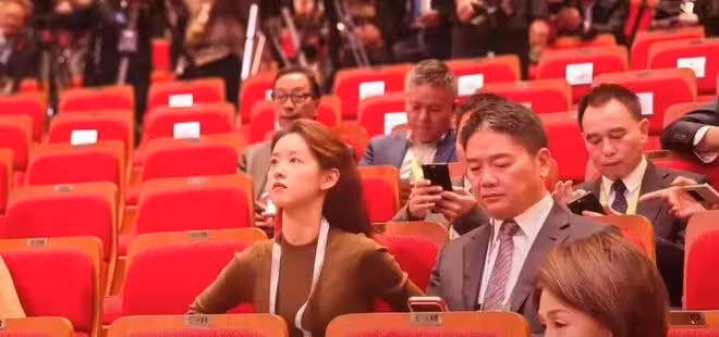 劉強東章澤天韓國同框撒糖!相視一笑超甜,外表差距卻像兩代人