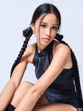 張庭15歲女兒長大了!拍全家福「露纖腰長腿」驚艷網:有超模氣質